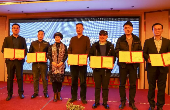 賀會(huì)長為凈化委主任、副主任、秘書長頒發(fā)證書